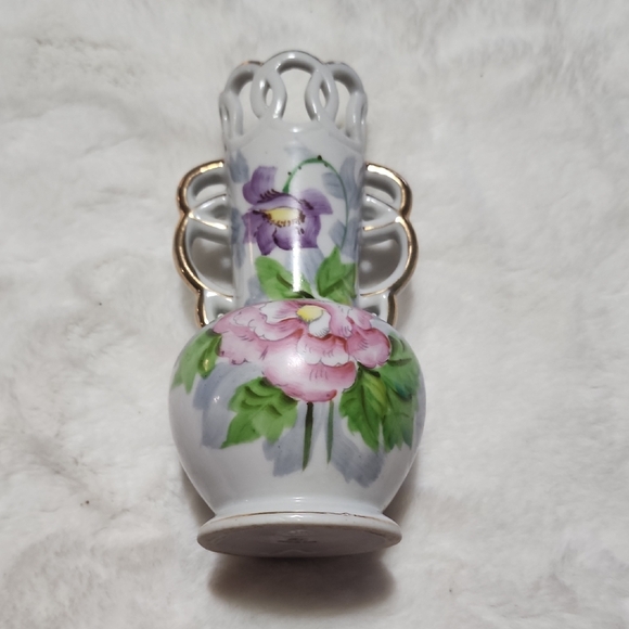 VINTAGE OCCUPIED JAPAN VASE. CUTWORK FLOWERS ๐. - Picture 1 of 4